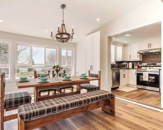 Hay Bay waterfront retreat - Joyce's cottage - Napanee - Dining room