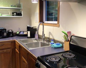 Charming Sunny Cottage, minutes from airport/ferry - self check in - Juneau - Cocina