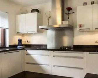 A Cozy Bedroom Space with Two-person Bed in a Charming Home in Delft - Delft - Cuisine