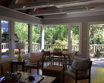 Relax and connect with nature at this designer retreat in charming Mill Valley - Mill Valley - Living room