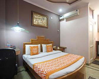 OYO 7147 Hotel Madhur Regency - Meerut - Bedroom