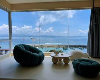 West Island Story Inn - Sanya - Living room