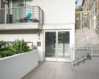 Rad Westwood 1BR w/ W/D, rooftop, walk to Century City by Blueground - Los Angeles - Balkong