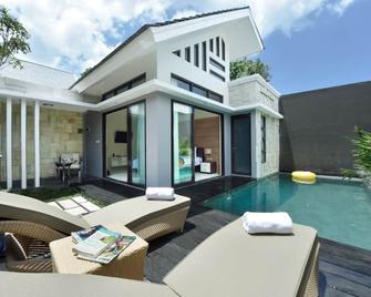La Paradis Villa - North Kuta - Piscina