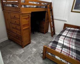 Deer Hill - Charming 3-bedroom house with WiFi and AC overlooking Copperas Cove - Copperas Cove - Спальня