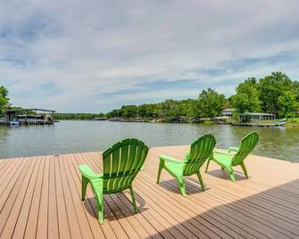 Lazy RS Lakehouse with Hot Tub and Dock in Warsaw! - Warsaw - Patio