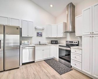 Sleek Tavares Condo 3 Miles to Downtown - Tavares - Cucina