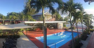 基集酒店及套房 - 拉羅東加島 - 游泳池