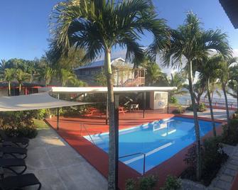 奇奇套房飯店 - 拉羅東加島 - 游泳池