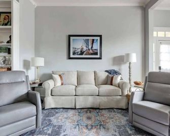 Portside Retreat @ Trustees' Garden - Savannah - Oturma odası