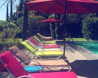 Safari Hotel - Carpentras - Zwembad