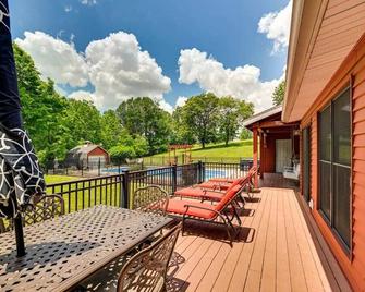 Come relax in a family friendly cabin w/ great amenities and a lake nearby! - Campbellsville - Balkon