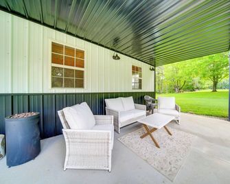 3 Mi to Shenango Lake! Dusk-to-dawn Barndominium - Hermitage - Patio