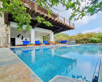 Beautiful and Modern 4 Bedroom Lake Atitlán Paradise with Pool & Jacuzzi - San Lucas Tolimán - Piscina