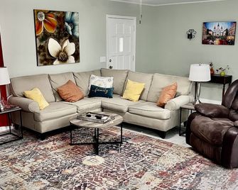 Columbia Retreat 2 ac Ft Jax, USC, 5 Points, Zoo all within 15 min - Columbia - Living room