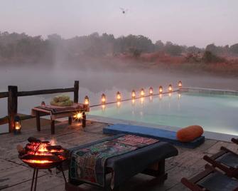 Saccharum Safari Lodge - Kanha - Zwembad