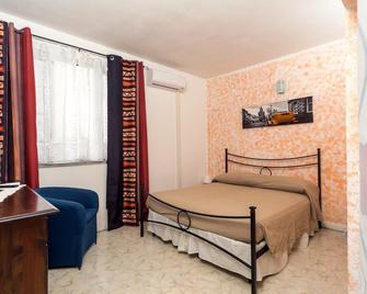 Albergo Luisss - Principina Terra - Camera da letto