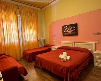 Fly in Viareggio beach in front of the famous promenade with shops and establishments - Viareggio - Camera da letto