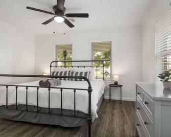 Downtown Owasso! Newly Remodeled. The Birch Nest - Owasso - Bedroom
