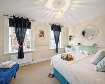 Cotswolds - 3 bed house, with Garden, WiFi - Esho Stays - Cirencester - Habitación