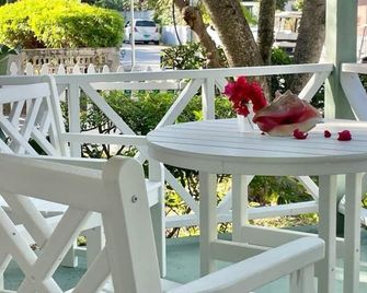 Lower Dunmore House Historic Sweet and Cozy Bahamian Style Cottage! - Dunmore Town - Balcone