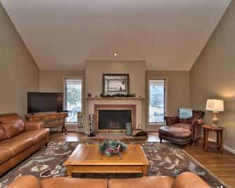 Large home! Summer timeframes with memberships available! Ask for details! - Pocono Pines - Living room