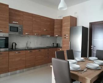 The Premier Suite - Fully Airconditioned - Ample Parking - Naxxar - Kitchen