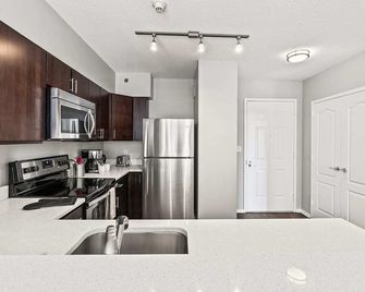 Modern Apt Near Downtown - White Plains - Kitchen