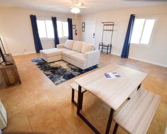 Newly Renovated Charming 3 bedroom Las Vegas Home - Henderson - Living room