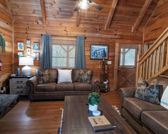 Visit Blackberry Patch and come see Callaway's Fantasy in Lights - Fiber Wifi - Warm Springs - Sala de estar