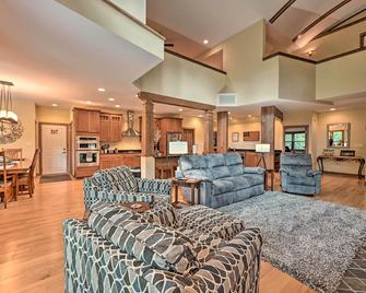 Nekoosa Golf Course Retreat w/ Hot Tub! - Nekoosa - Lounge