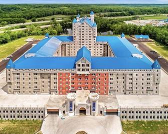 Stunning King Bed Penthouse at The Grand Castle - Grandville - Building
