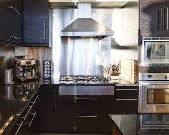 Serenity @The Edge ~ Contemporary design with Style, Luxury and Comfort - Big White - Cocina
