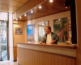 Claridge Hotel - אתונה - דלפק קבלה