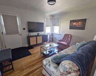 Minutes to Downtown & Ideal for Long-term Stays - Kingston - Oturma odası
