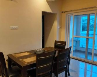 Sainivas Sundaram – Modern Comfort Near Chennai Airport - Chennai - Dining room