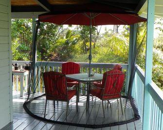 Secluded ~ Centrally Located ~ Huge Lanai ~ Onsite Owner - Keaau - Balkon