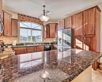 Outdoor Oasis Home with Fire Pit in Gold Canyon! - Gold Canyon - Cocina