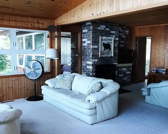 Relive the Summers of Your Youth on Beautiful Deer Lake Wi - Saint Croix Falls - Living room