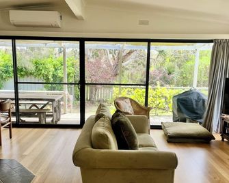 Riverside Hideaway - Torquay - Living room
