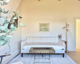 Bird Watching Paradise @ Waterfront Harpswell with Private Deck - Harpswell - Living room