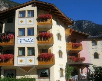 Hotel Genzianella - Ziano di Fiemme - Gebouw