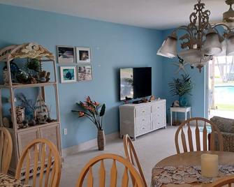 Oceanfront Diver's paradise! First Floor Ocean Front Condo. Great Location! - West Bay - Dining room