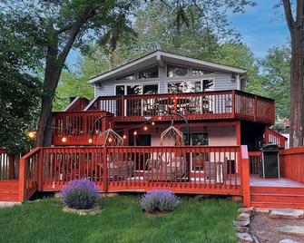 Majestic Lake Front Chalet - Tobyhanna - Building