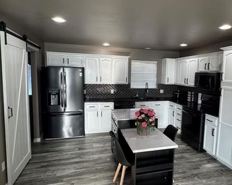 Enjoy the peace and quiet of this farmhouse on 6 acres just outside of town. - Kennewick - Kitchen