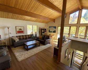 Kid-friendly, modern, and full of personality and 1 minute walk to the lake - Green Valley Lake - Living room