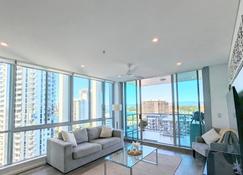 Modern Gold Coast Apartment with great Amenities - Southport - Living room