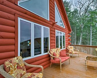 Spacious Gilford Retreat w/ Deck: 2 Mi to Skiing! - Gilford - Balkon