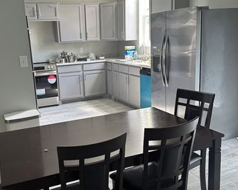Spacious 4-bedroom house in quaint Corinth with ductless AC/heat in each room. - Corinth - Cocina