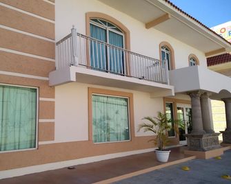 Hotel Santander Inn & Suites - Ciudad Victoria - Gebouw